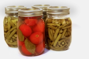 Ultimate Guide to Canning Tomatoes (for Those Afraid of Poisoning Themselves)